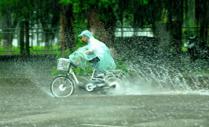 Xe đạp điện đi dưới trời mưa