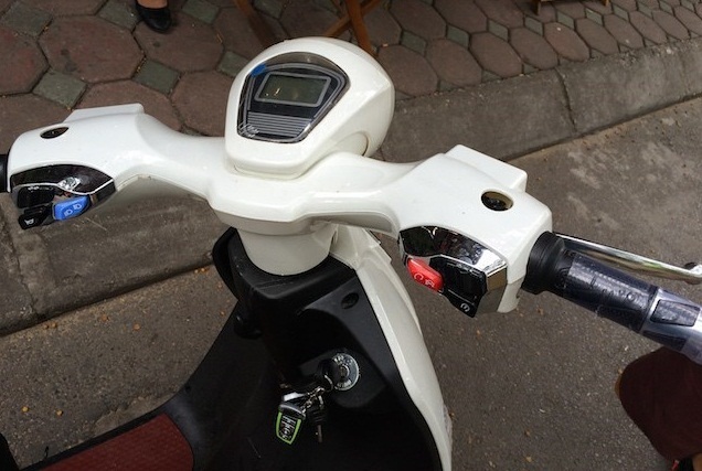 Kiểm tra tay lái khi mua xe đạp điện cũ