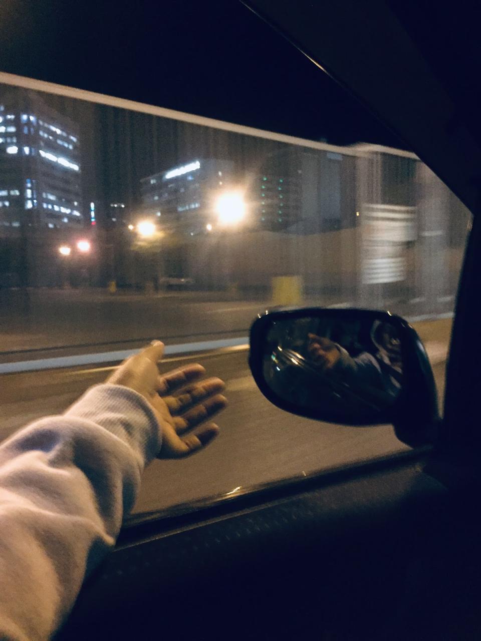 Hình ảnh lái xe ô tô vào ban đêm