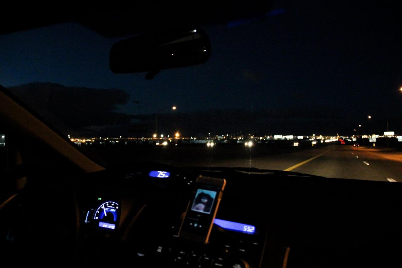 Hình ảnh ngồi trong xe vào ban đêm