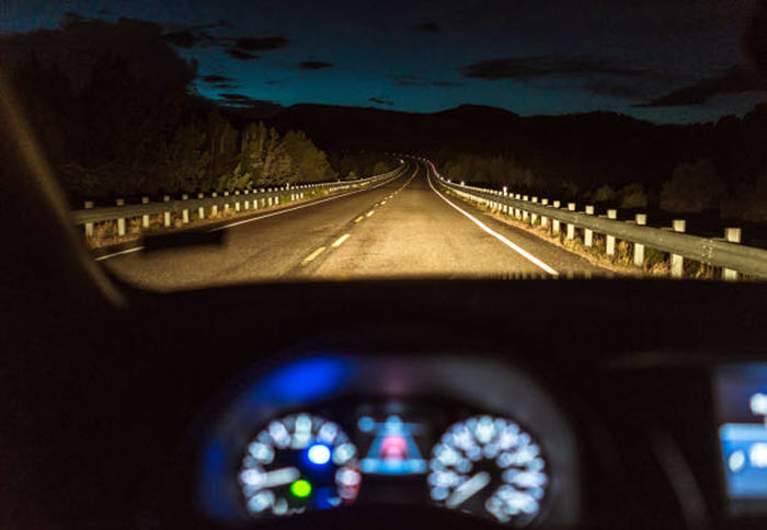 Hình ảnh lái xe ô tô vào ban đêm